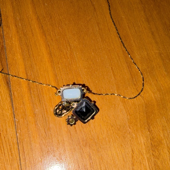 Les Nereides dinosaur necklace - Picture 5 of 6